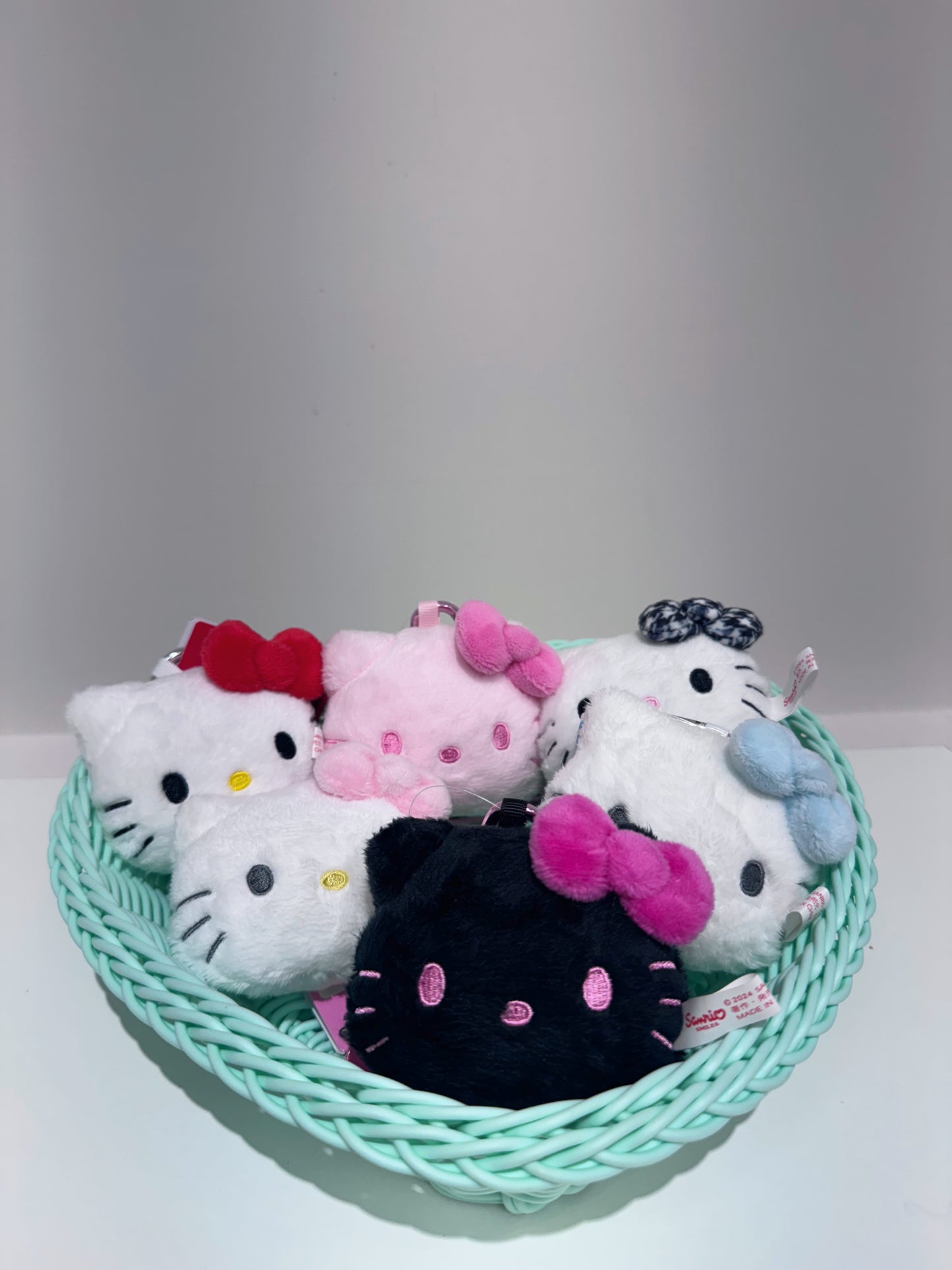 日本 三麗鷗Sanrio 大頭Hello Kitty愛心扣吊飾(六色)