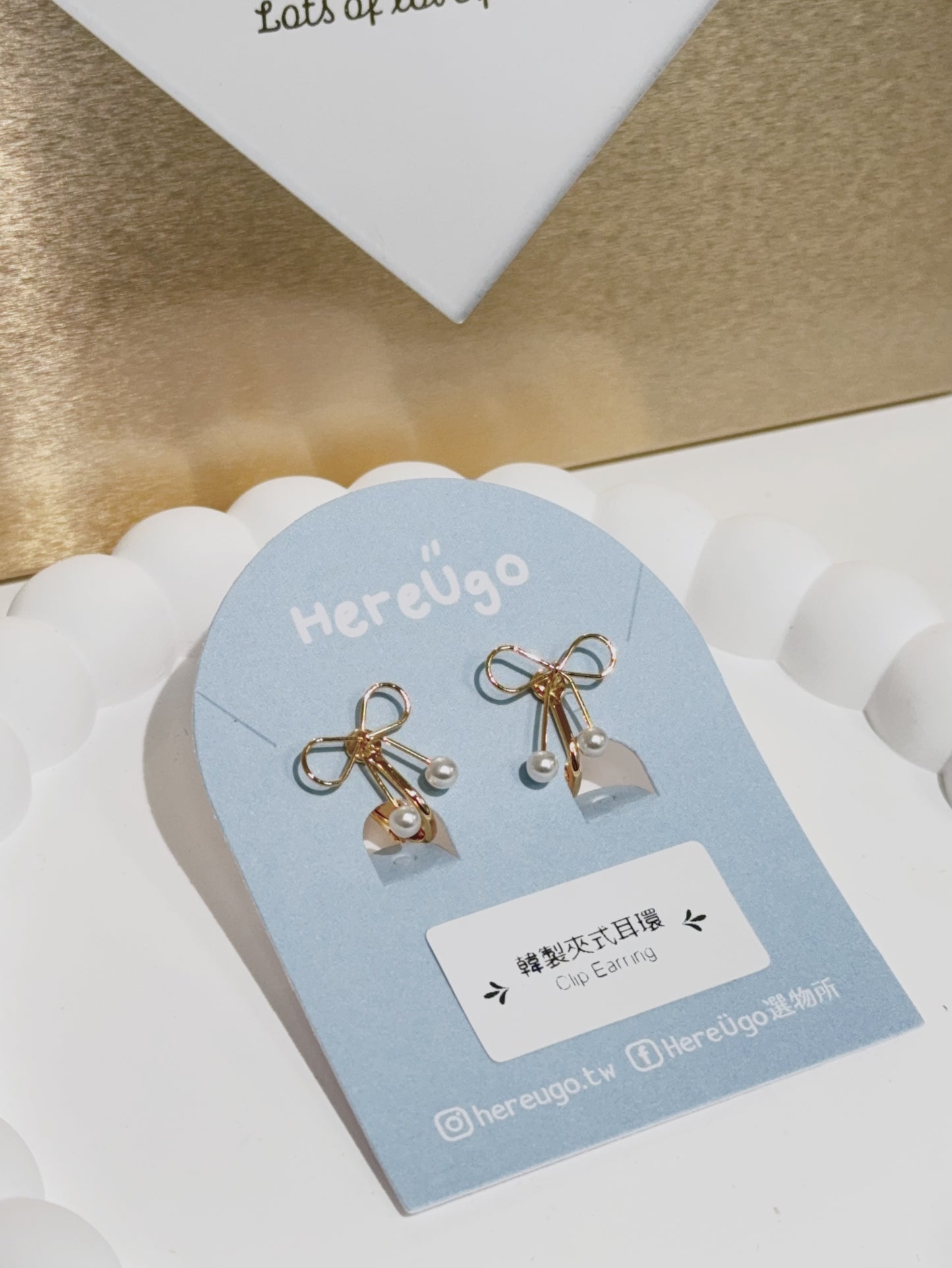 韓製。金線蝴蝶結小珍珠夾式耳環