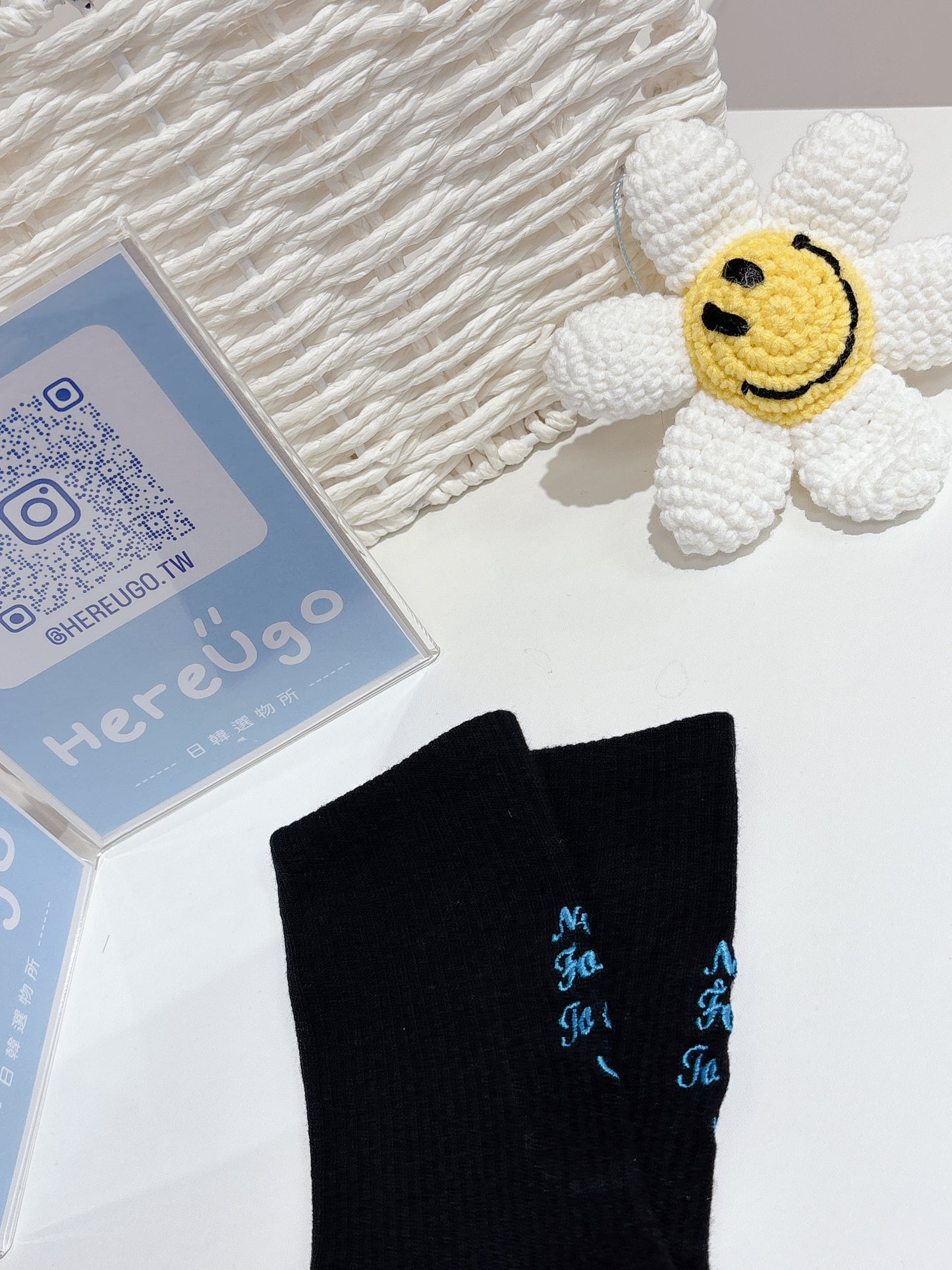 純色刺繡英文書寫笑臉Ü中筒襪