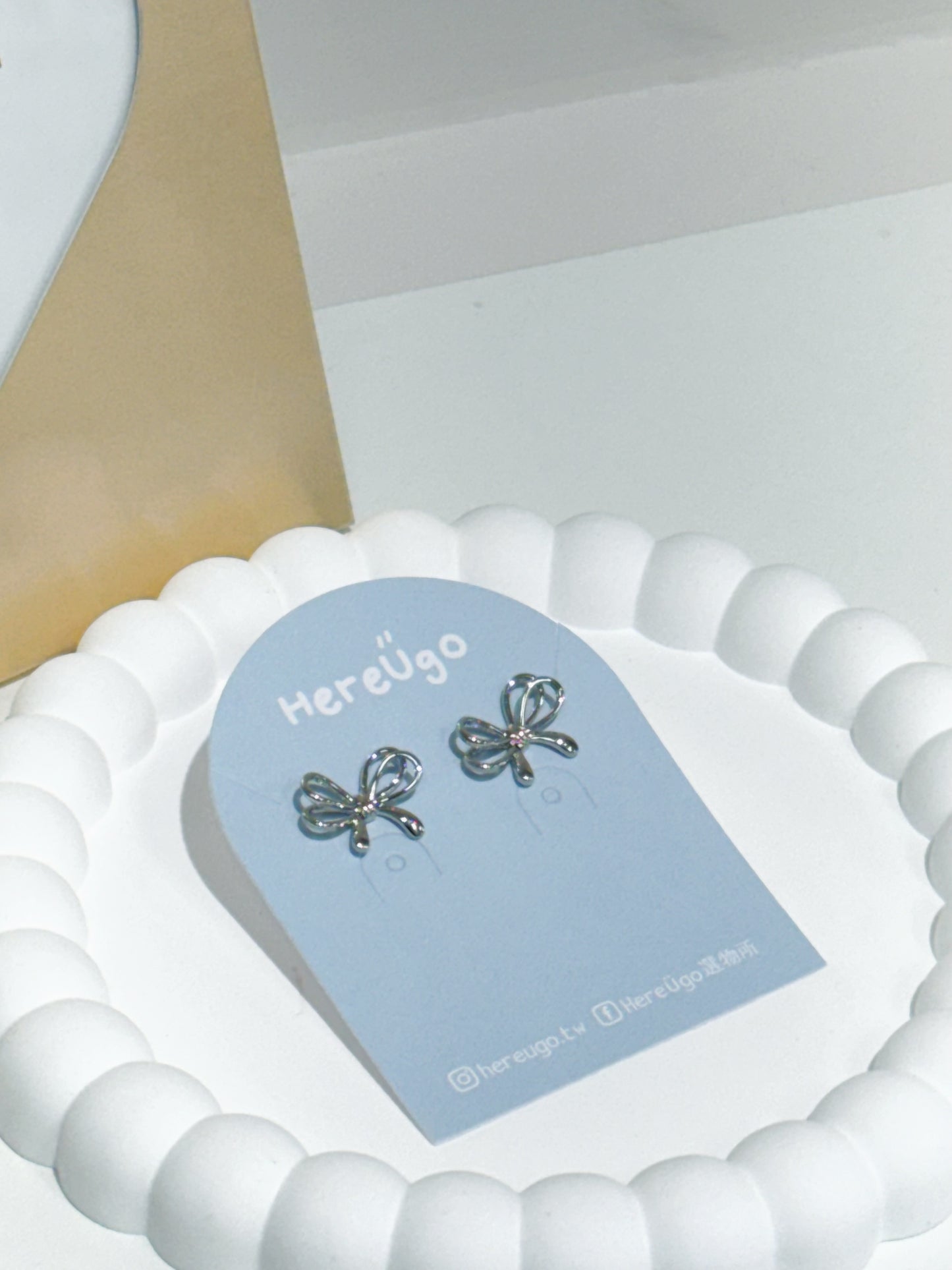 韓製。雙圈短蝴蝶結耳針式耳環(銀)