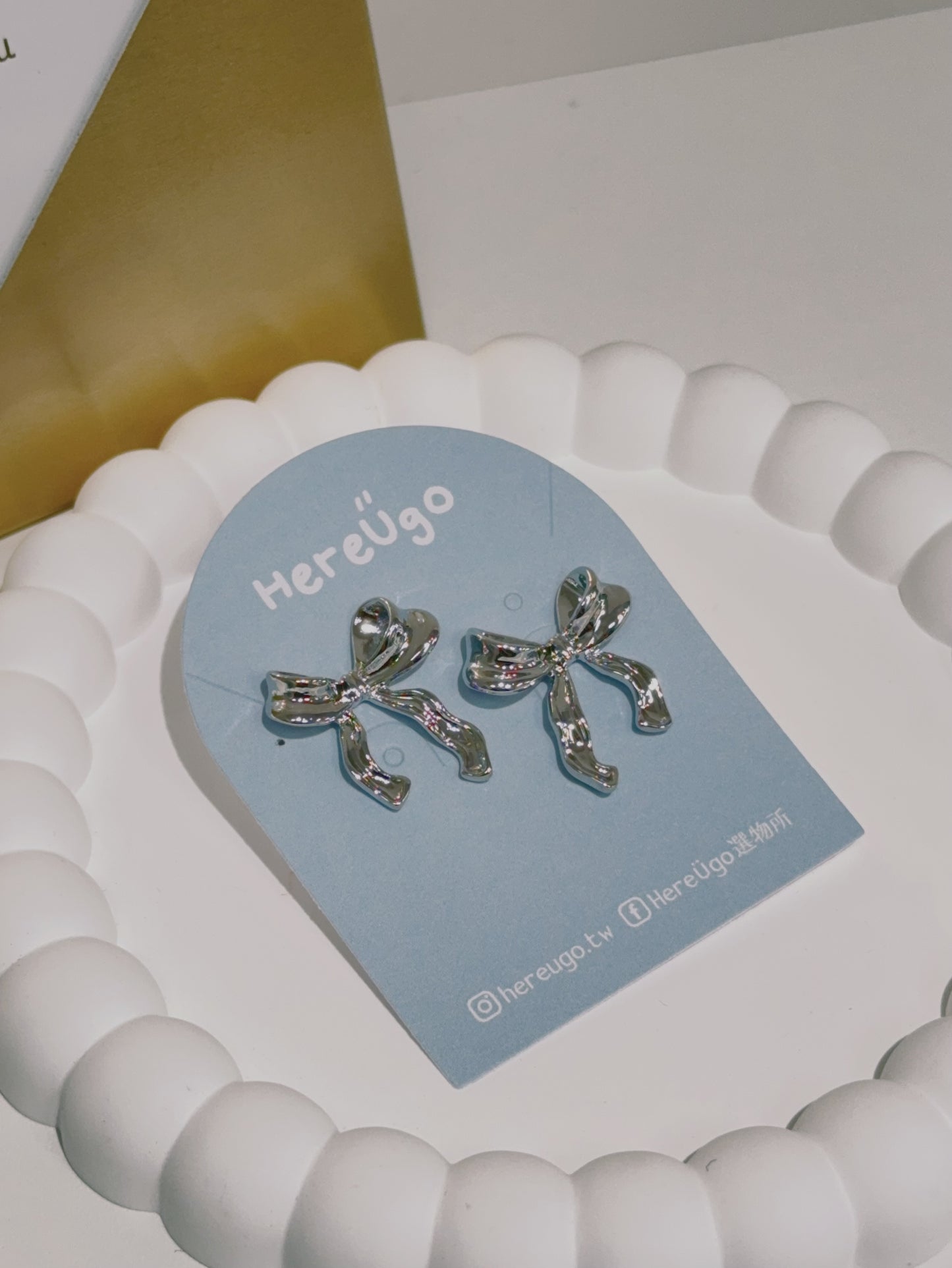 韓製。銀色緞帶蝴蝶結耳針式耳環