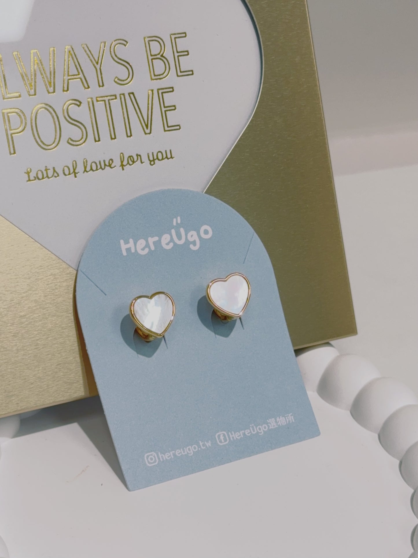 韓製。金邊愛心絢彩貝殼光耳針式耳釦/環