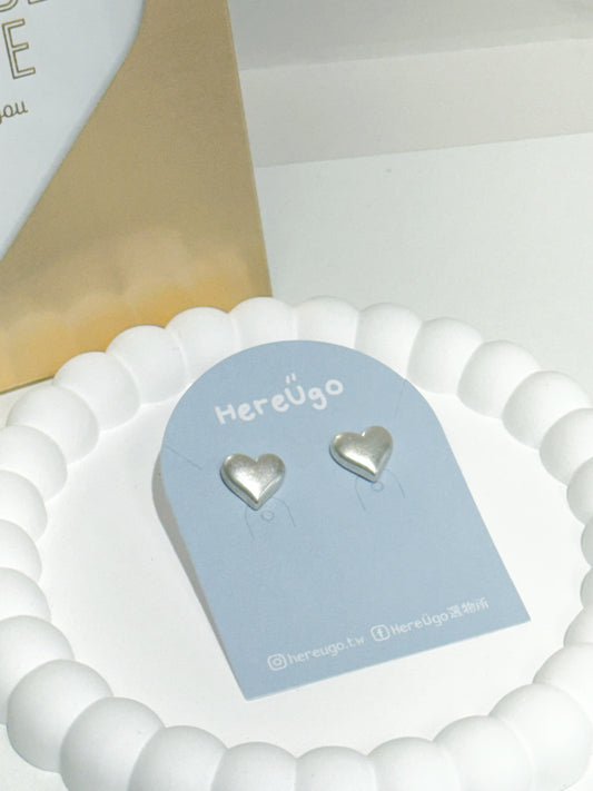 韓製。仿古霧銀愛心耳針式耳環 | 醫療鋼耳針