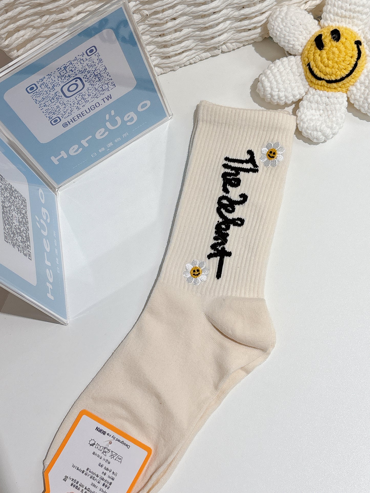 刺繡微笑雛菊小花字母中筒襪