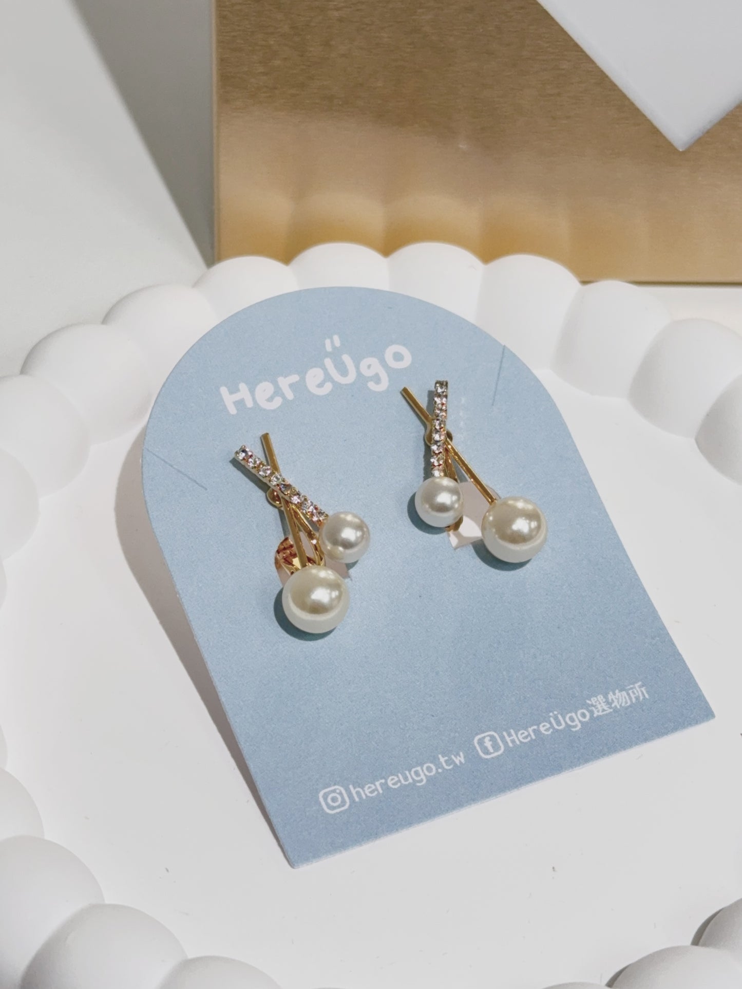 韓製。珍珠水鑽火柴造型夾式耳環