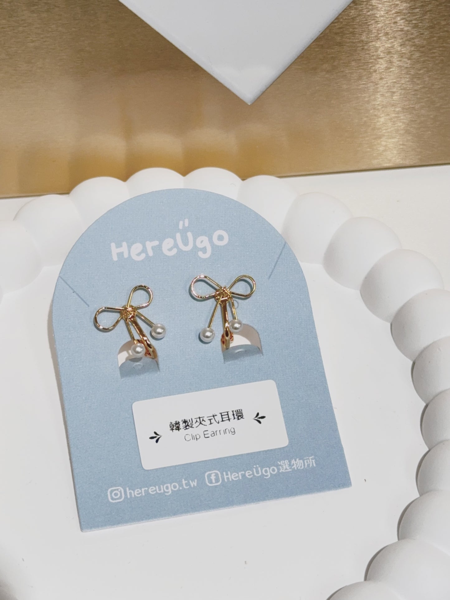 韓製。金線蝴蝶結小珍珠夾式耳環