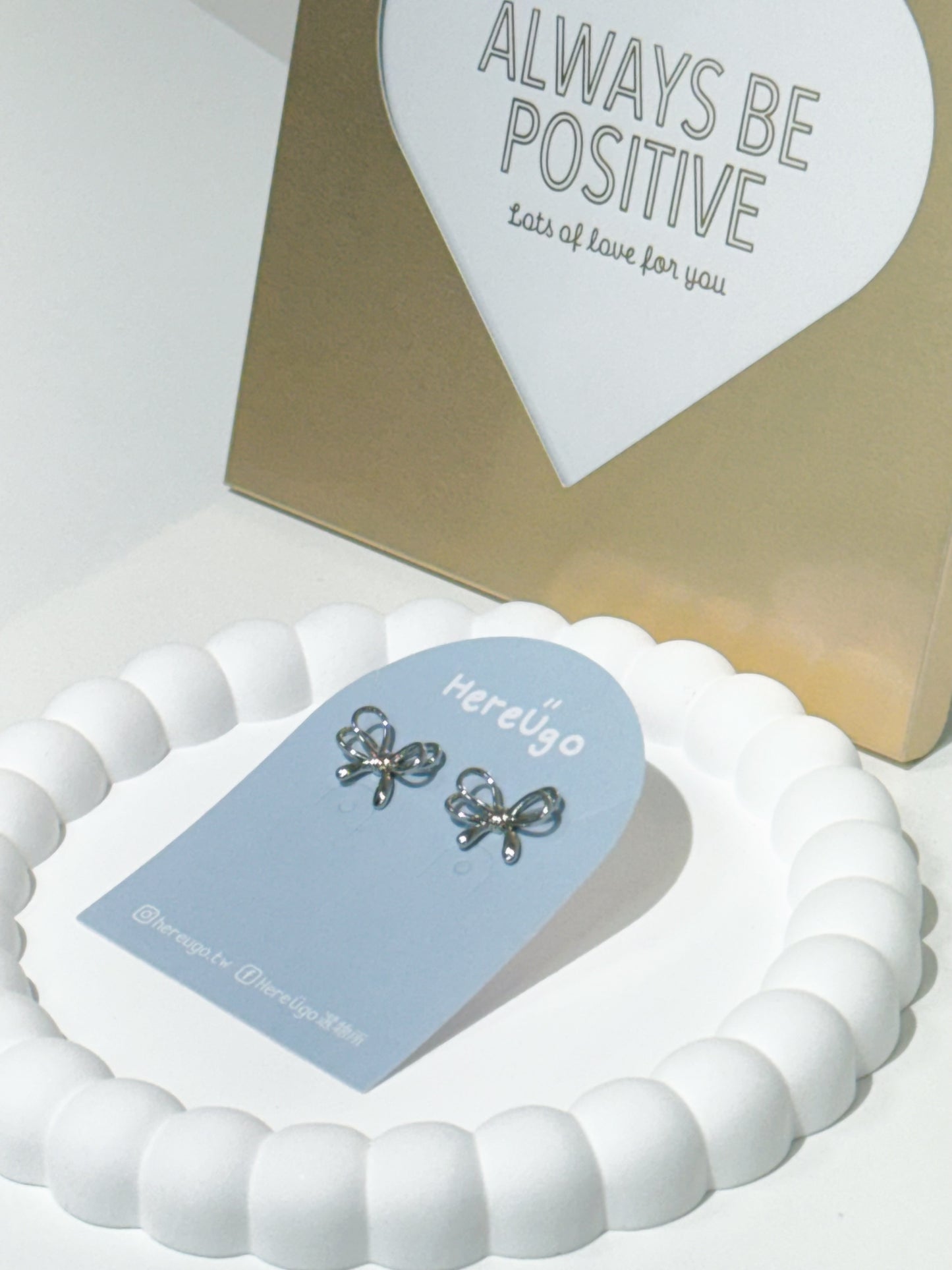 韓製。雙圈短蝴蝶結耳針式耳環(銀)