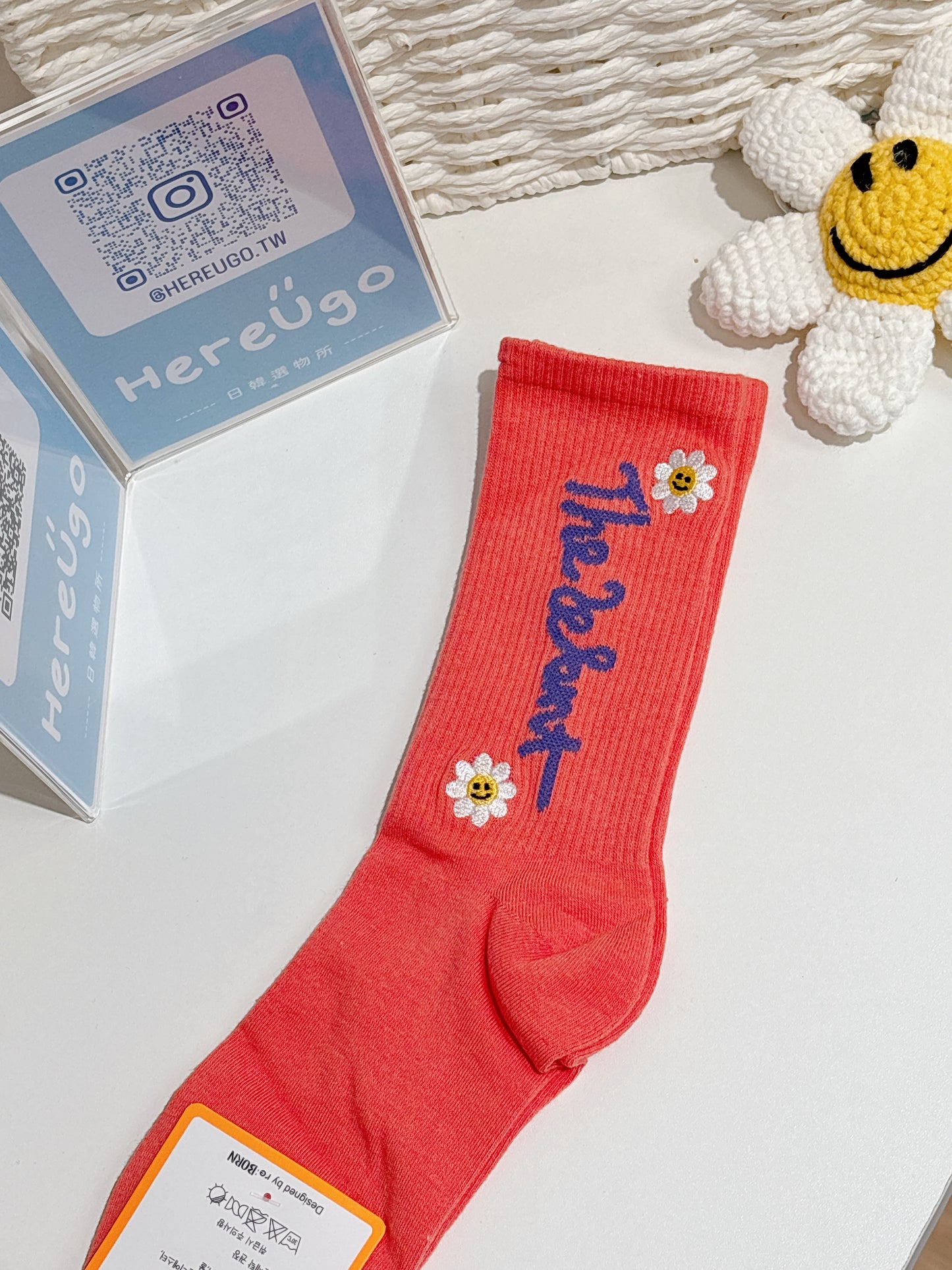 刺繡微笑雛菊小花字母中筒襪