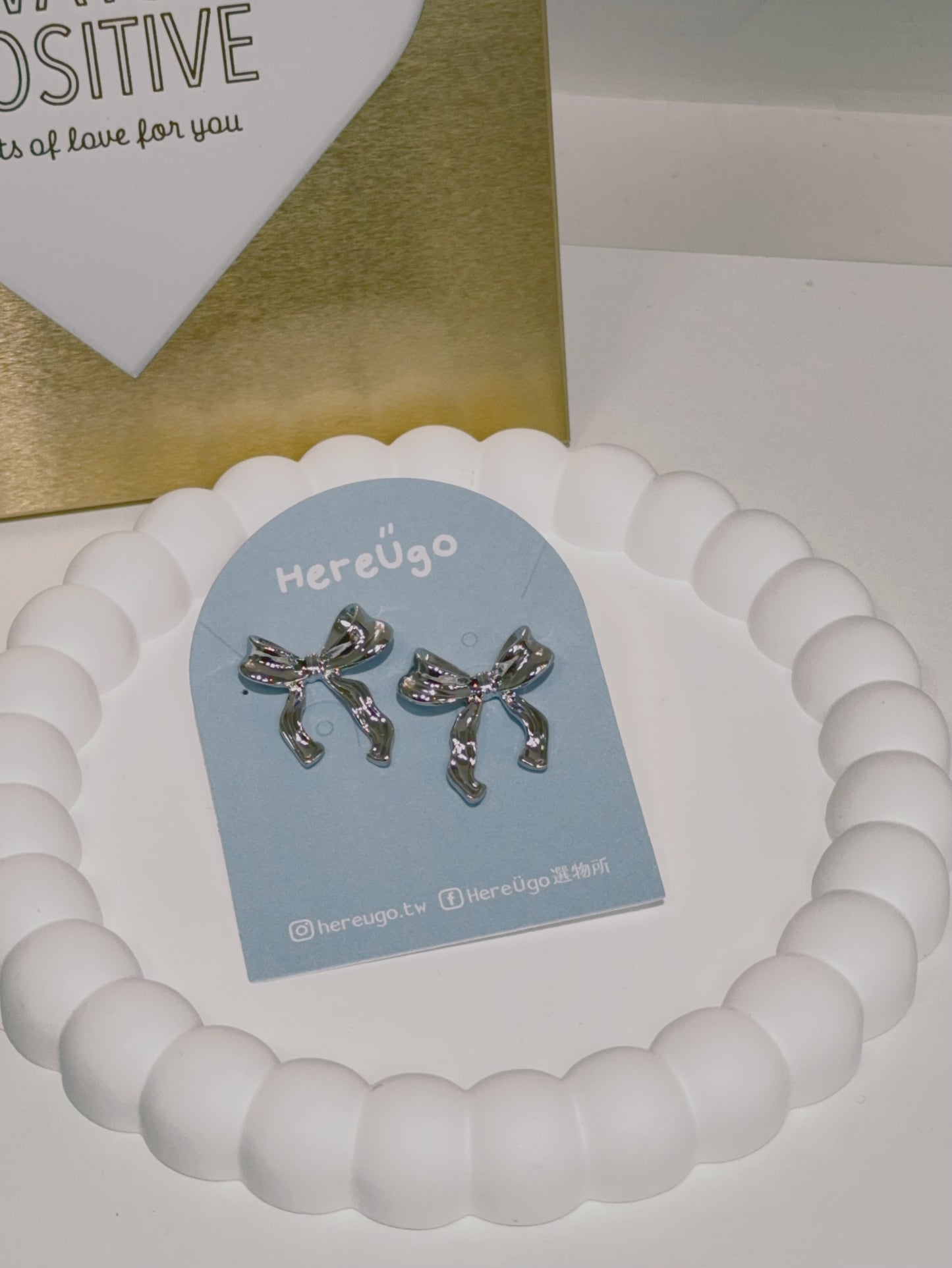 韓製。銀色緞帶蝴蝶結耳針式耳環