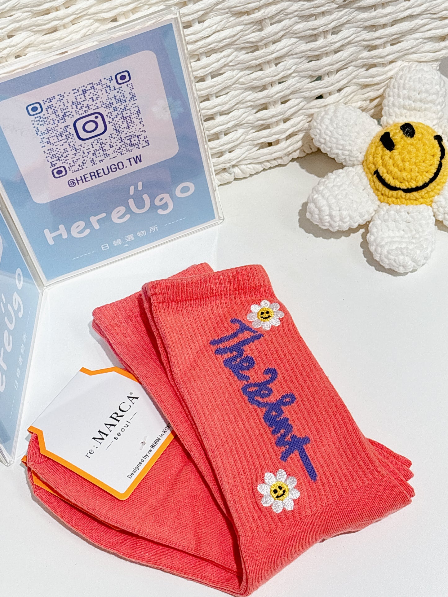 刺繡微笑雛菊小花字母中筒襪