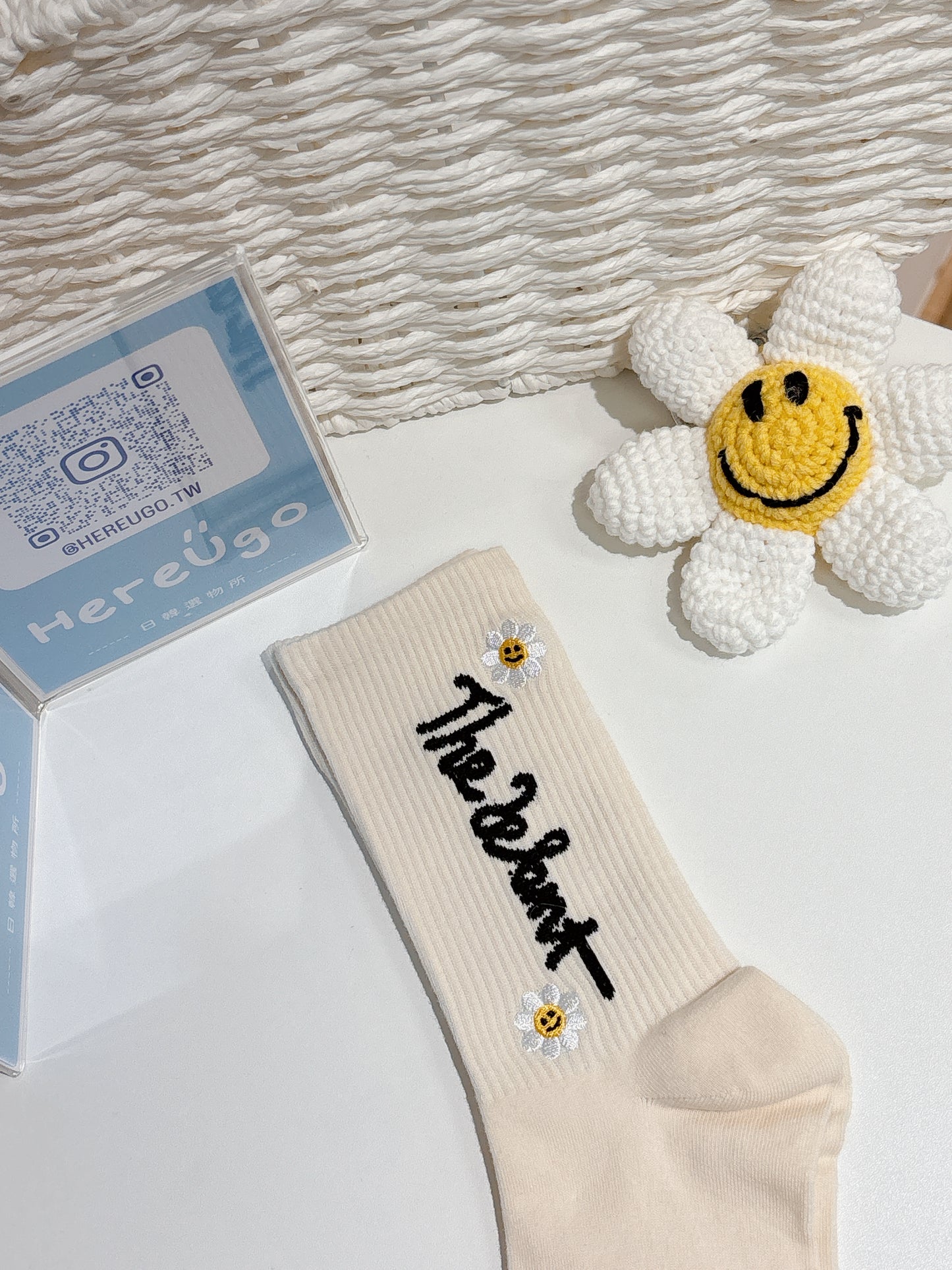 刺繡微笑雛菊小花字母中筒襪