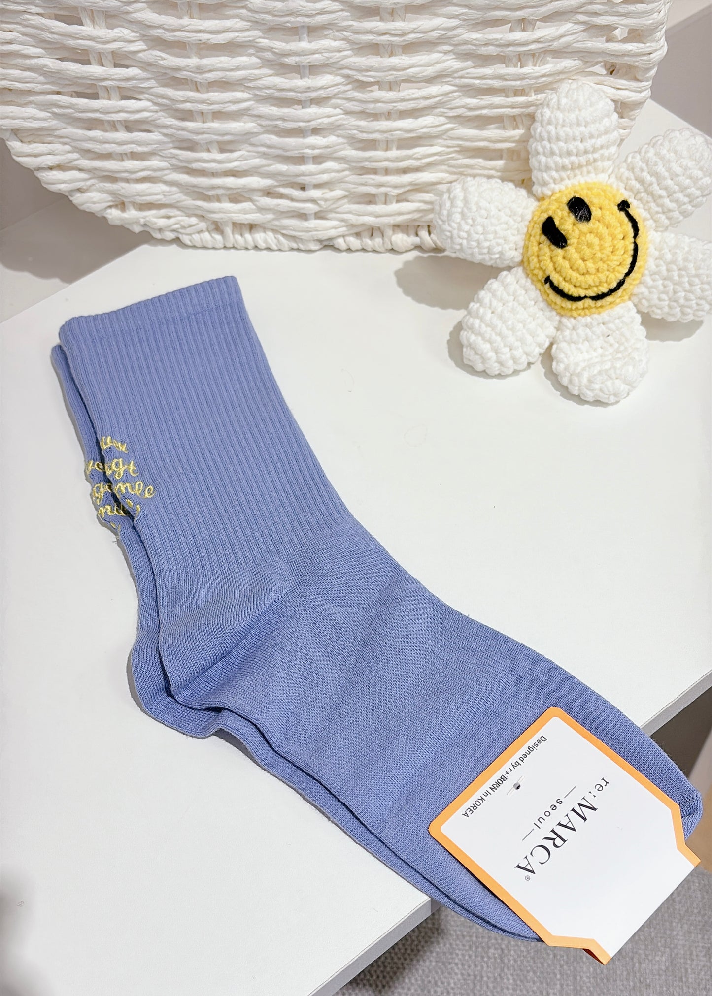 純色刺繡英文書寫笑臉Ü中筒襪