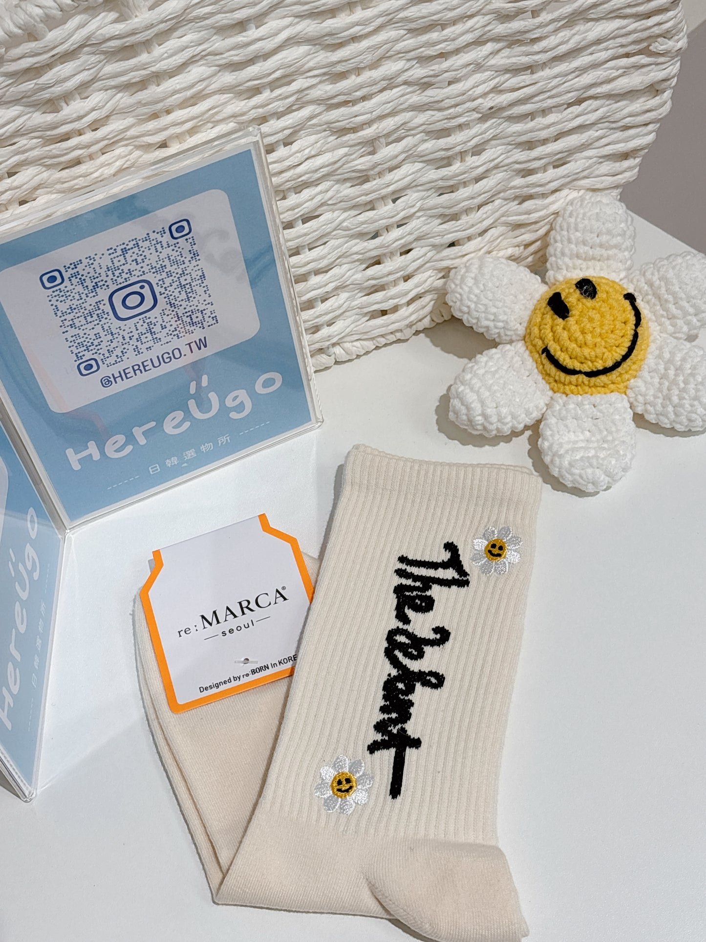 刺繡微笑雛菊小花字母中筒襪