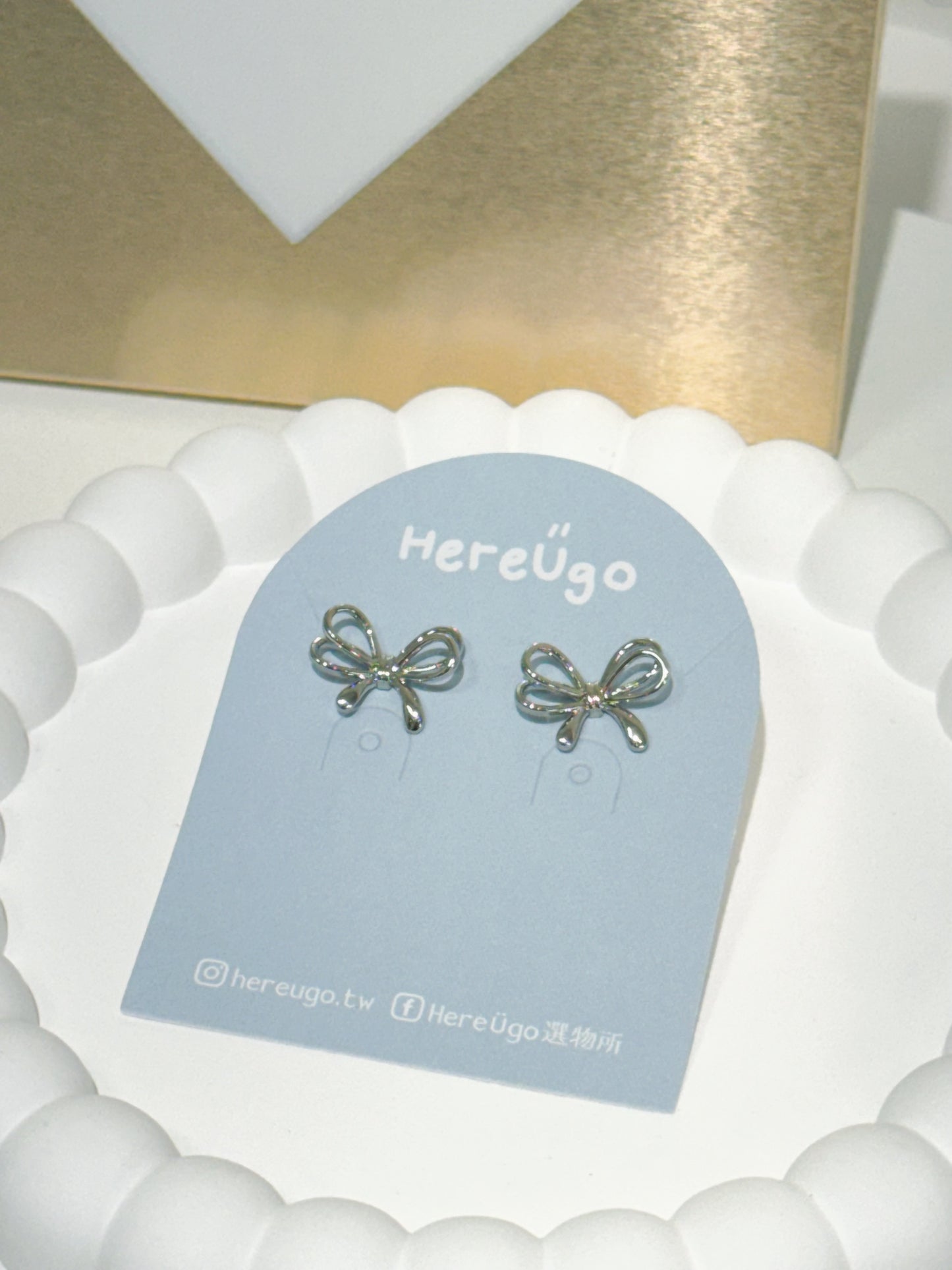 韓製。雙圈短蝴蝶結耳針式耳環(銀)