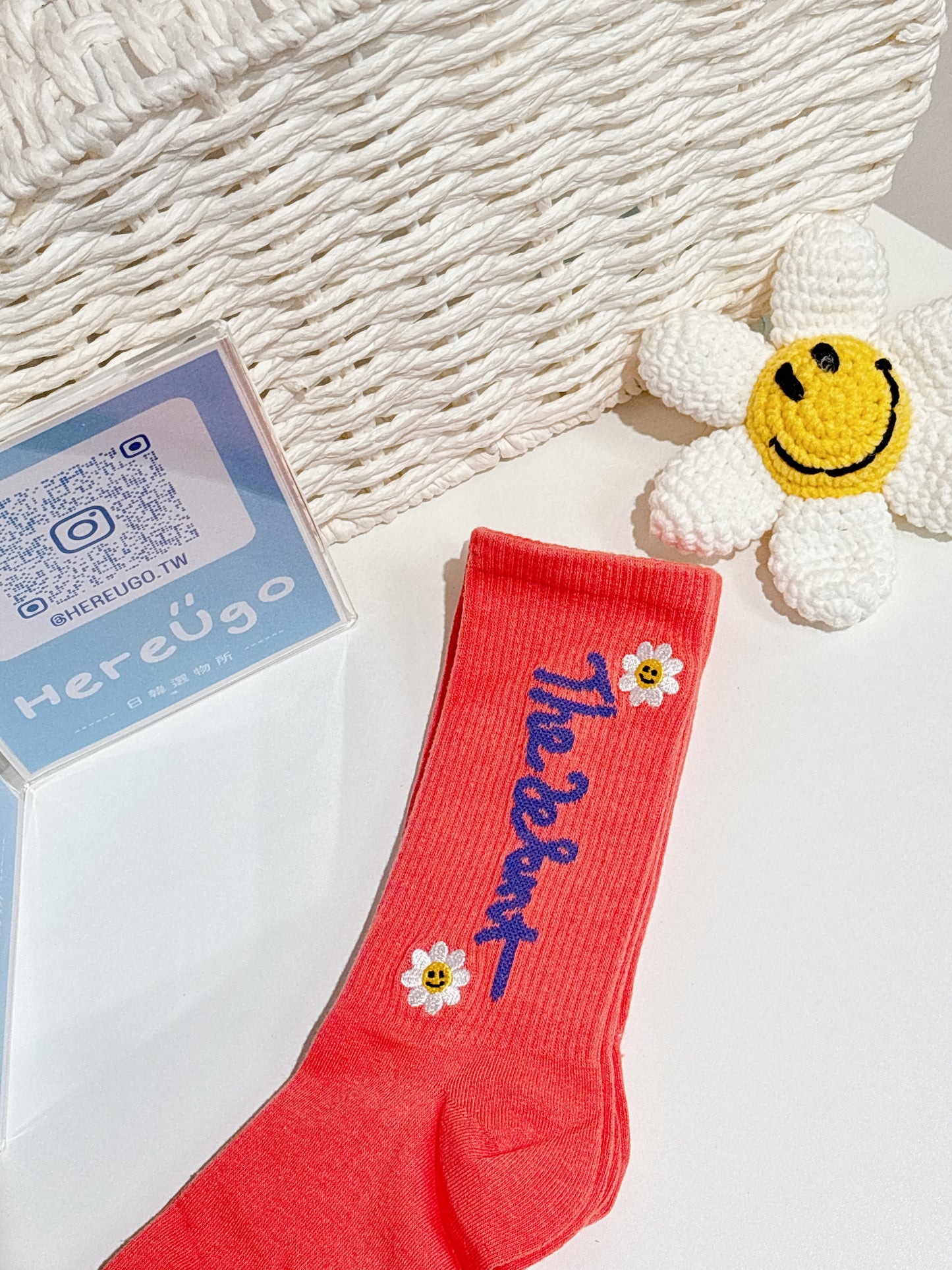 刺繡微笑雛菊小花字母中筒襪