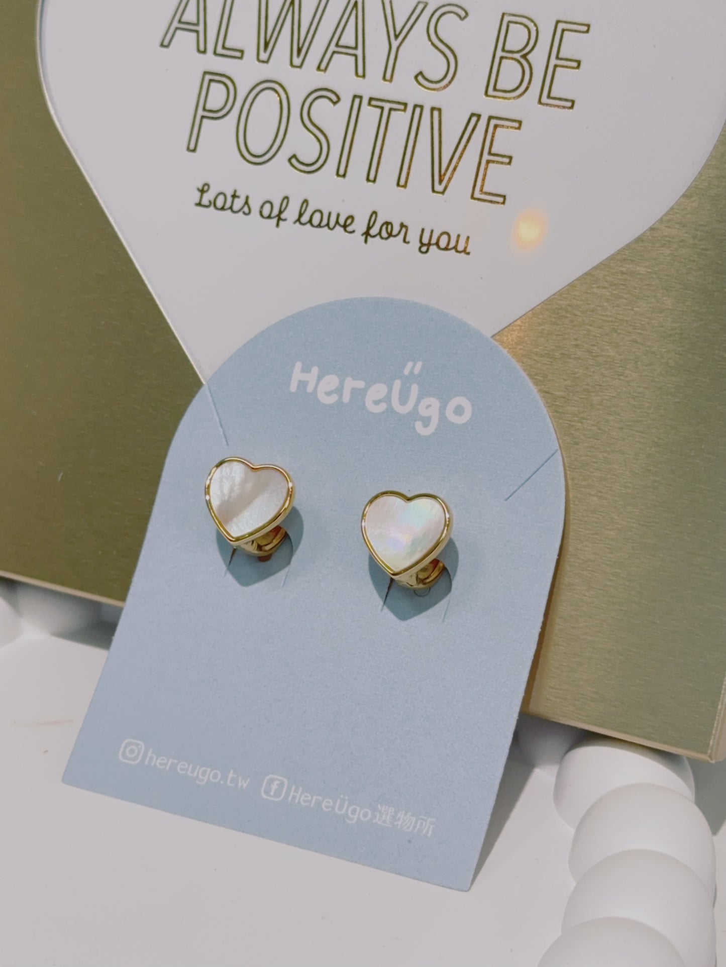 韓製。金邊愛心絢彩貝殼光耳針式耳釦/環