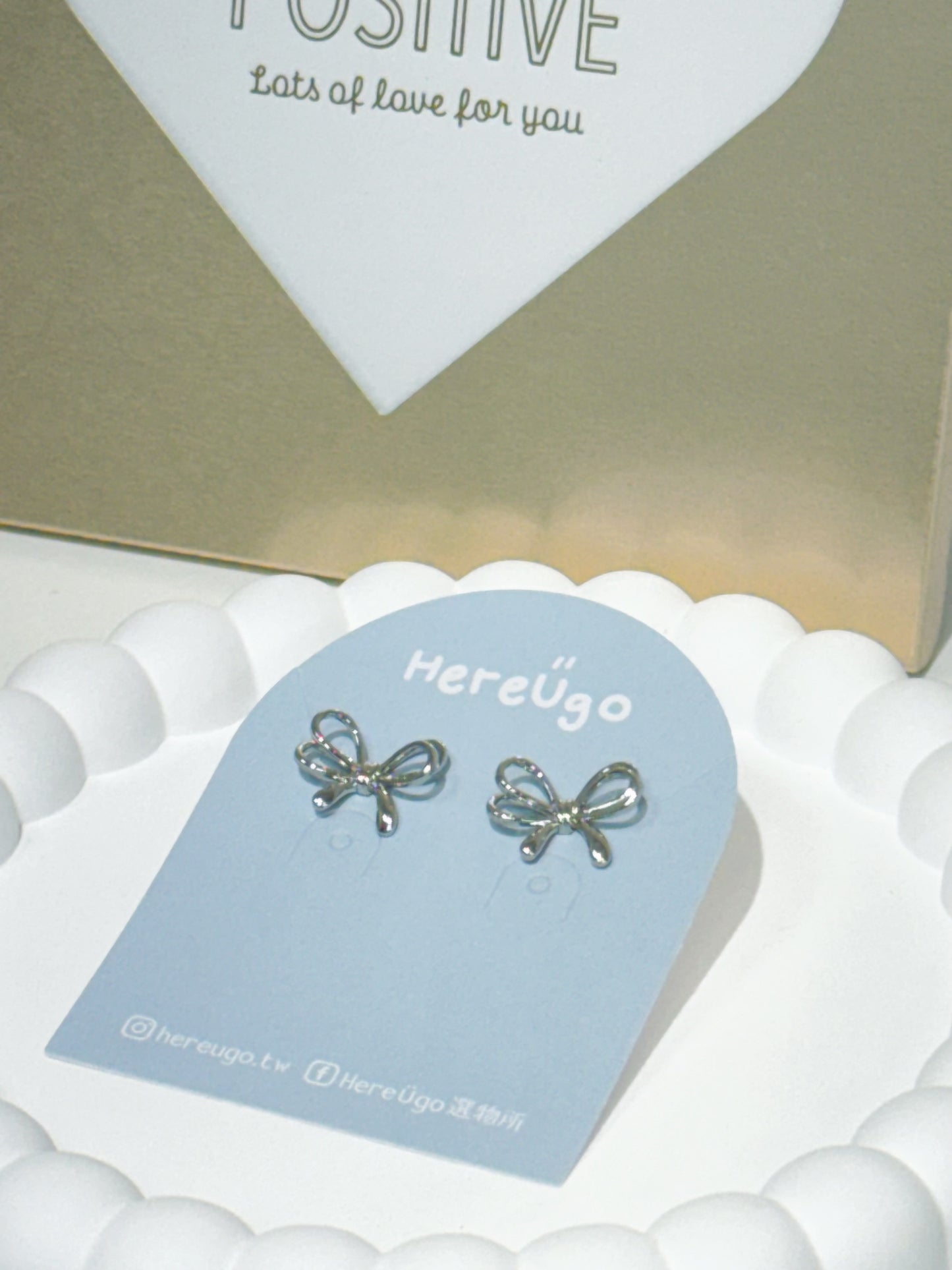 韓製。雙圈短蝴蝶結耳針式耳環(銀)