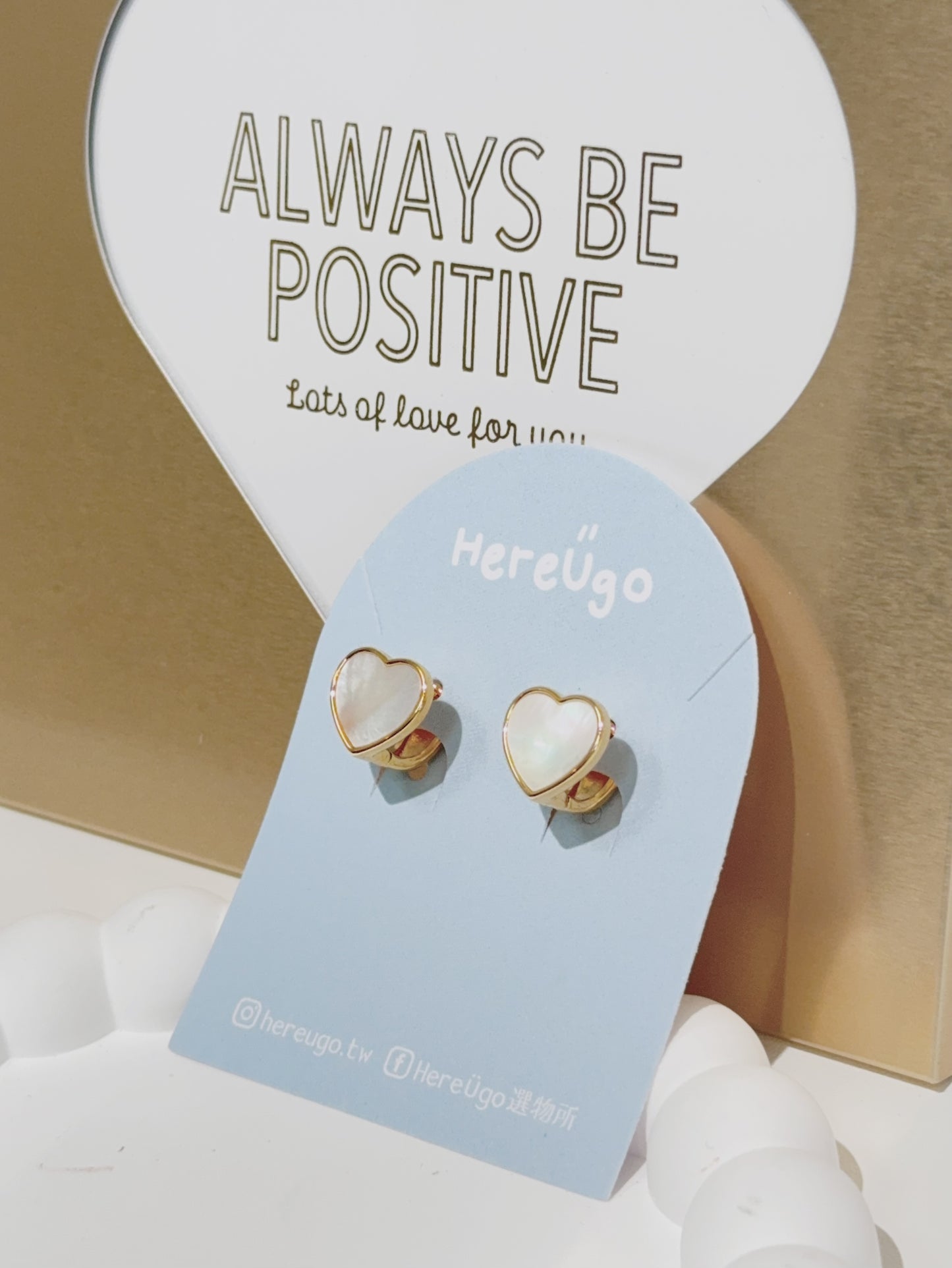 韓製。金邊愛心絢彩貝殼光耳針式耳釦/環