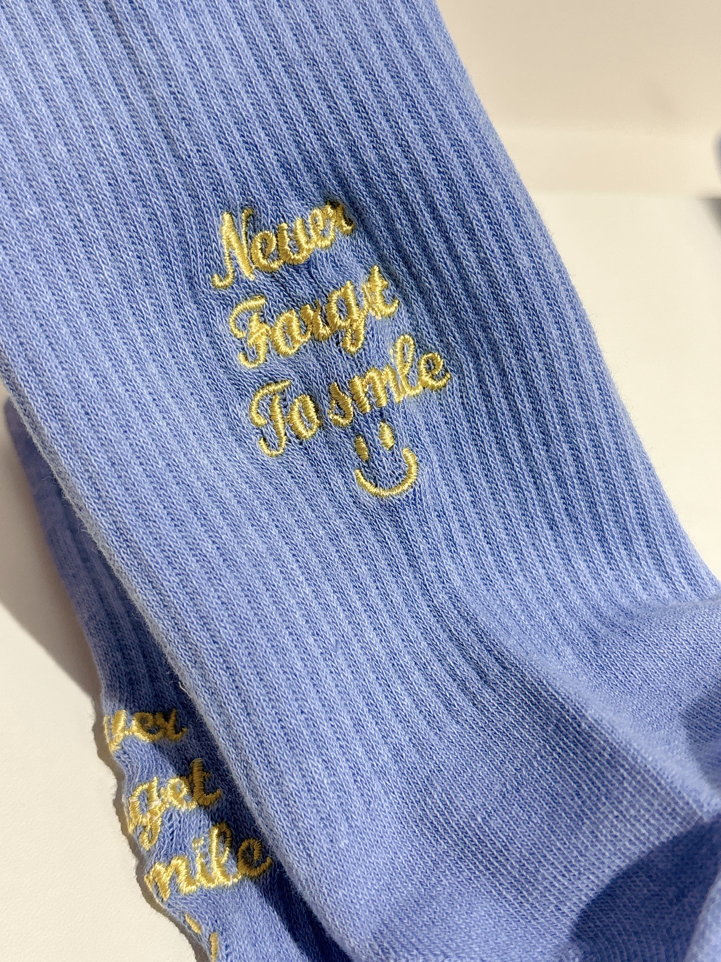 純色刺繡英文書寫笑臉Ü中筒襪