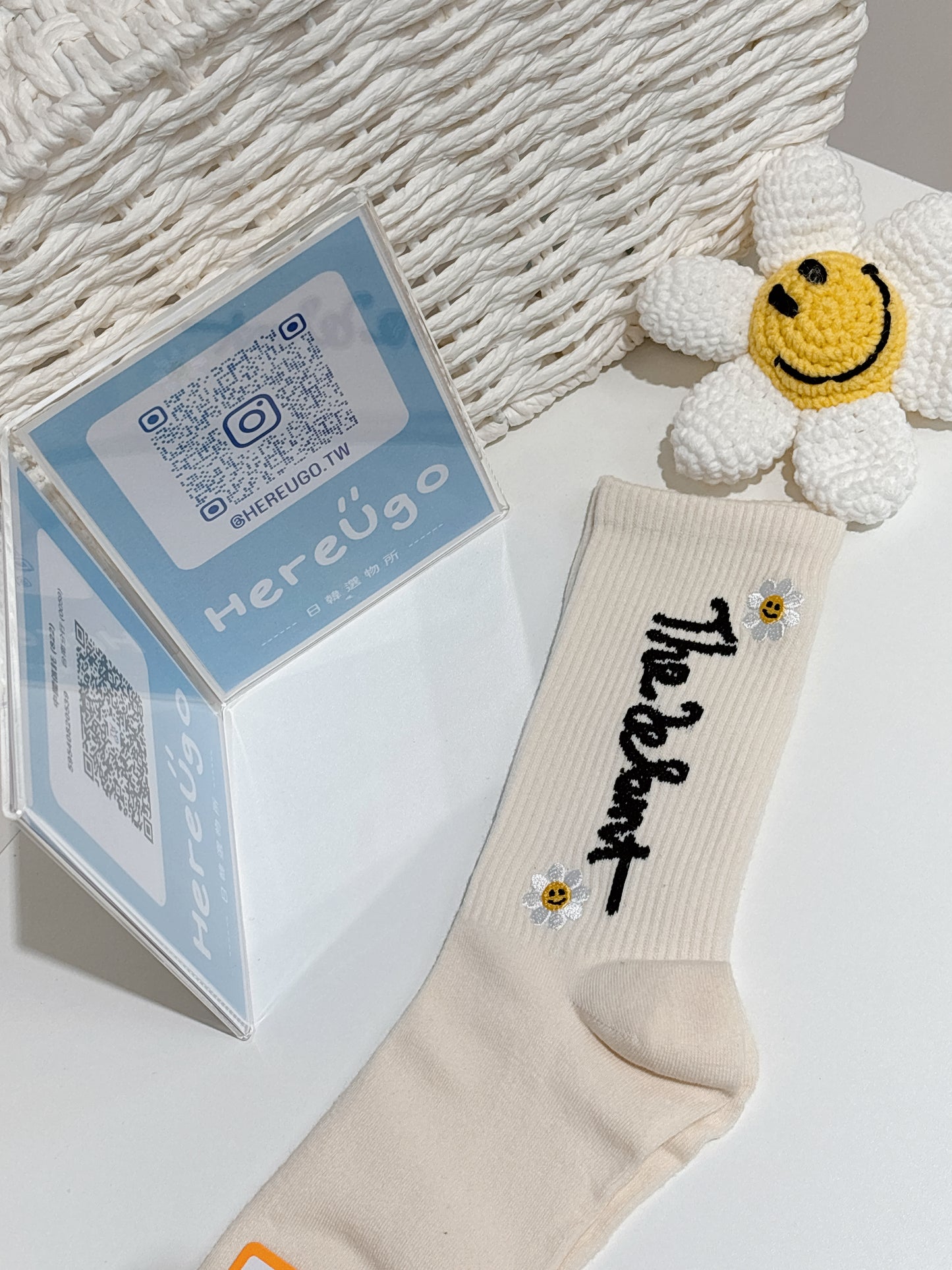 刺繡微笑雛菊小花字母中筒襪