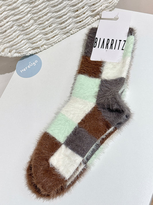 韓製。毛海拼色方格中筒襪