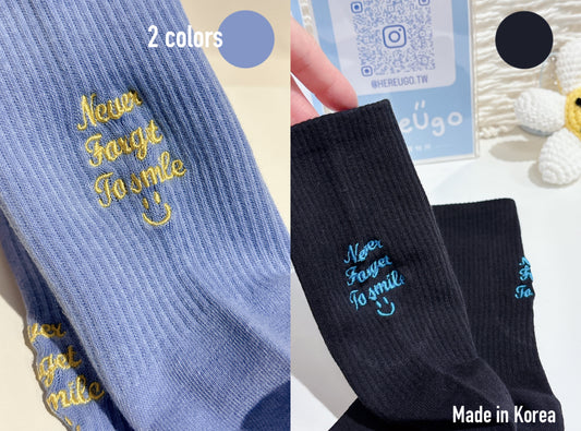 純色刺繡英文書寫笑臉Ü中筒襪