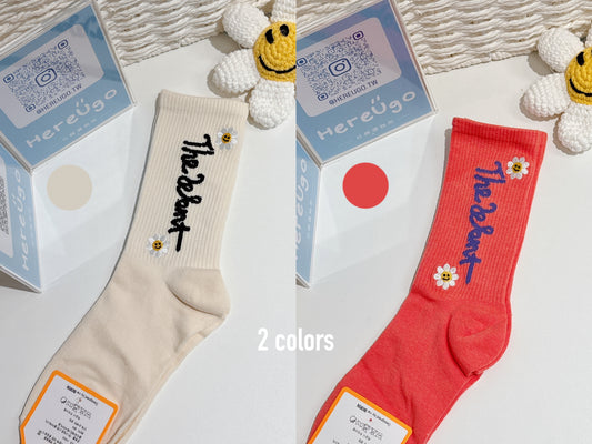 刺繡微笑雛菊小花字母中筒襪