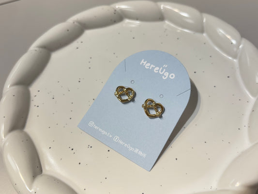韓製。愛心簍空 pretzel 🥨 蝴蝶餅耳針式耳環 (2色)